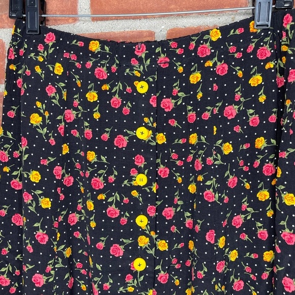 Vintage 90's black floral button down skirt with yellow buttons - Picture 2 of 4